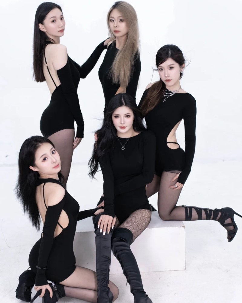 Nữ vũ công nhảy với phong thái tự tin