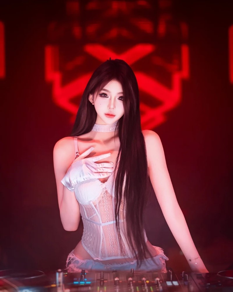 gái nhảy sexy​ tạo dáng trong không gian studio