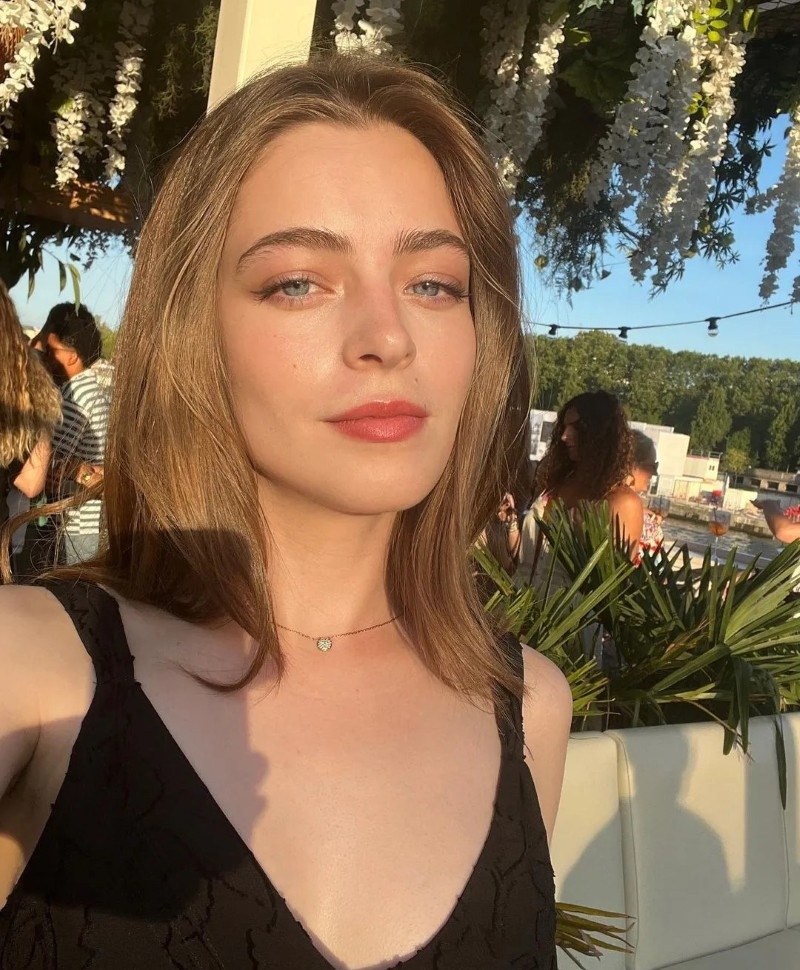 Người đẹp Pháp tạo dáng trên phố