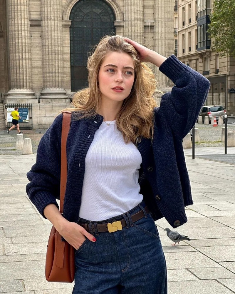 Nàng diện trang phục đơn giản chụp ảnh ngoài trời