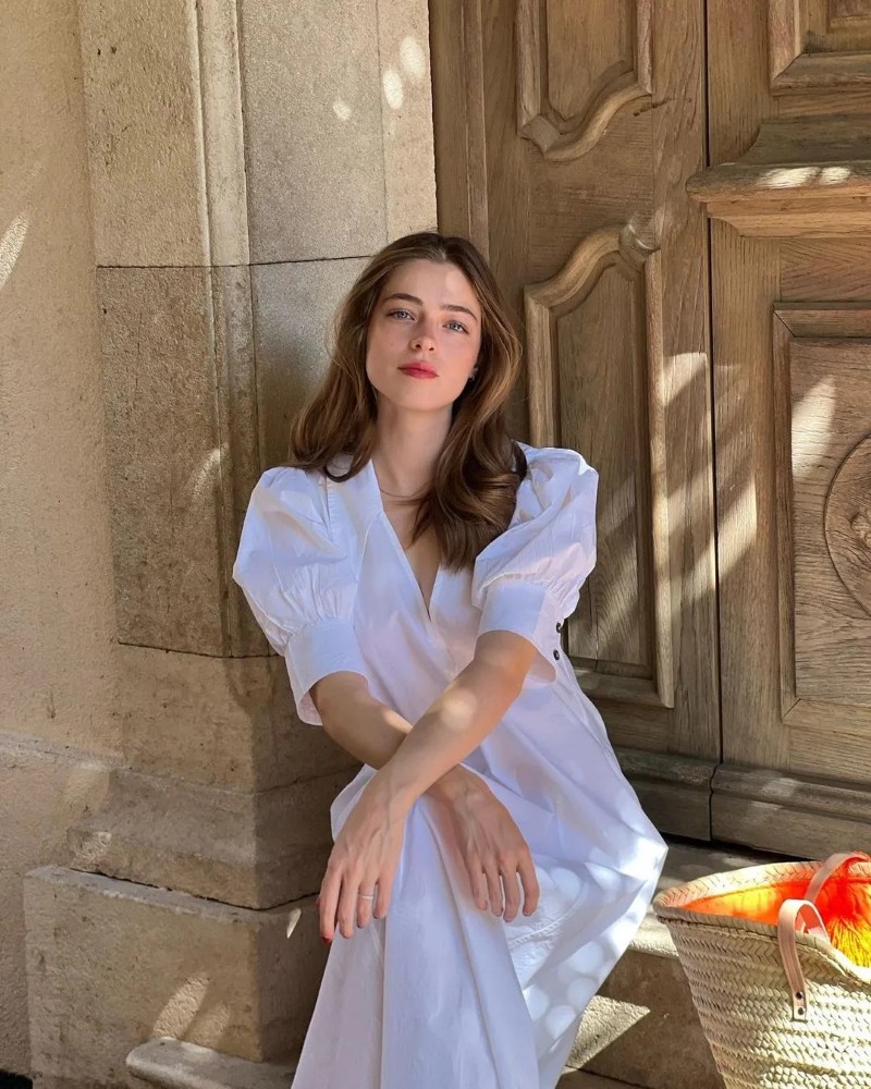 Cô gái Pháp mặc váy trắng tạo dáng dịu dàng