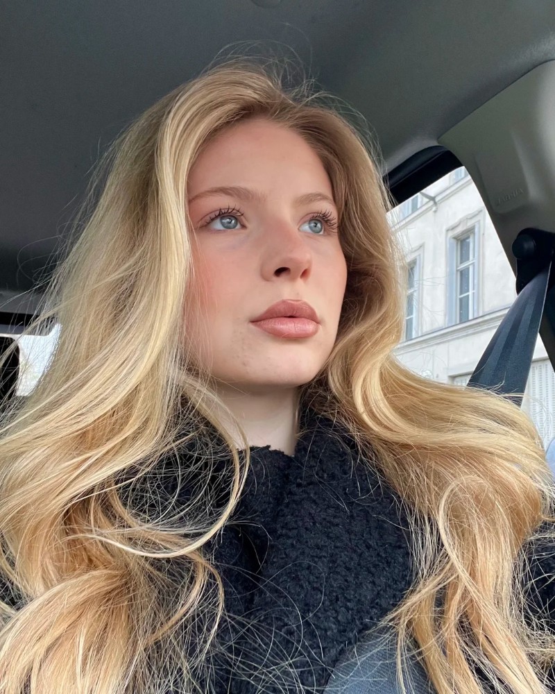 Nàng chụp ảnh selfie trong xe hơi