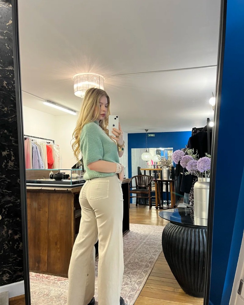 Cô gái Pháp tạo dáng trong không gian hiện đại