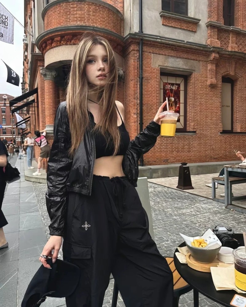 Người đẹp diện đồ tối màu trên phố cổ