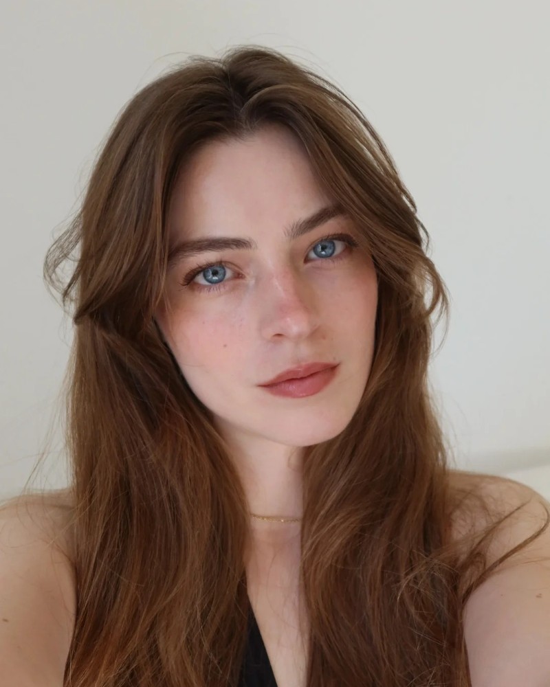 Cô gái Pháp chụp ảnh chân dung cận mặt