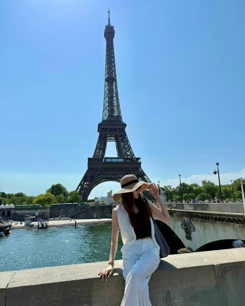 Cô gái Pháp tạo dáng trước tháp Eiffel