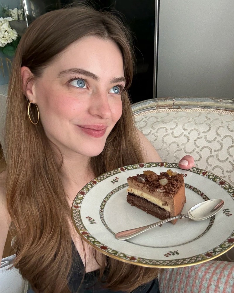 Người đẹp thưởng thức món tráng miệng trong quán