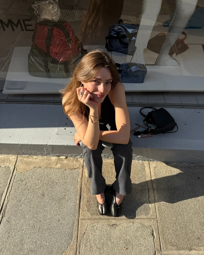 Nàng ngồi ngoài trời với phong cách nhẹ nhàng