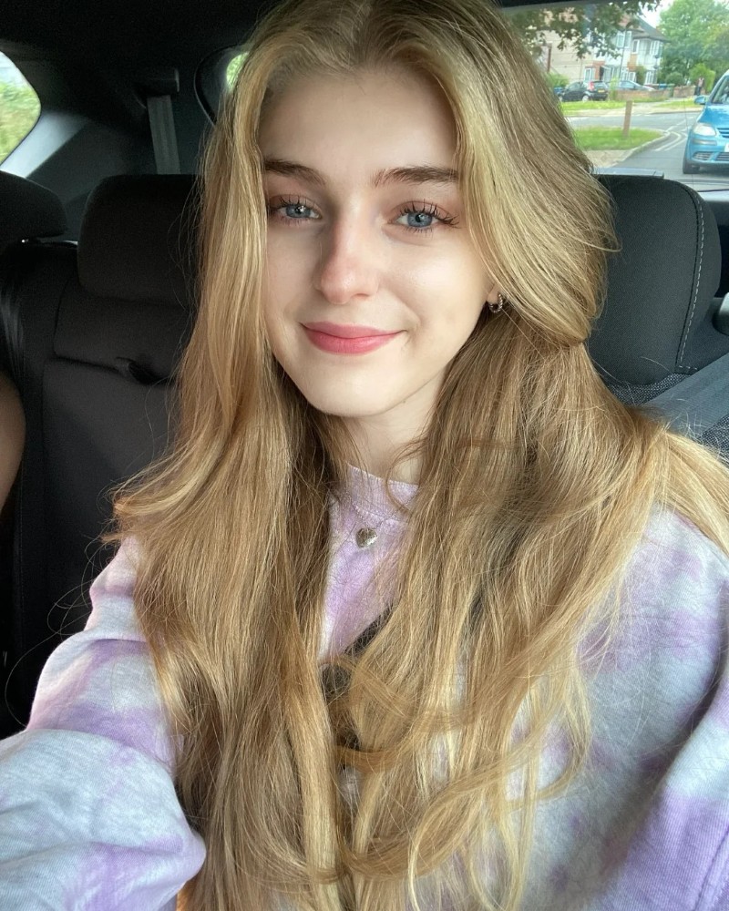 Cô gái Pháp chụp ảnh chân dung ngoài trời