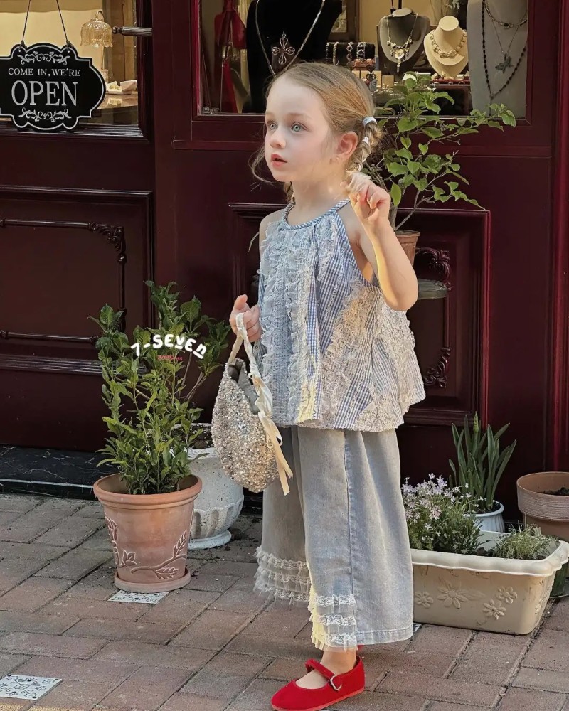 Người đẹp mặc váy ngắn đứng trước nhà cổ