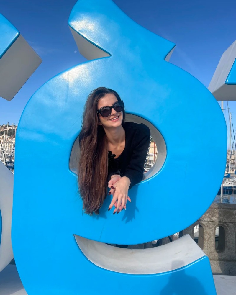 Người đẹp tạo dáng bên công trình nghệ thuật