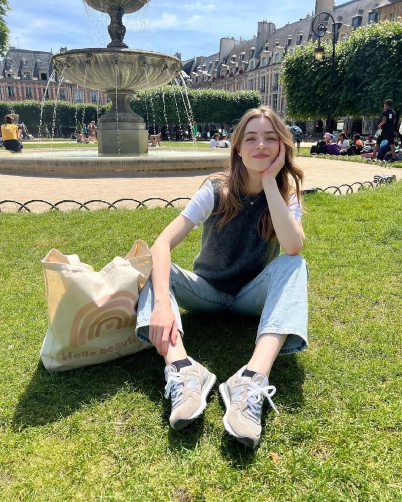 Người đẹp ngồi trên bãi cỏ với phong cách giản dị