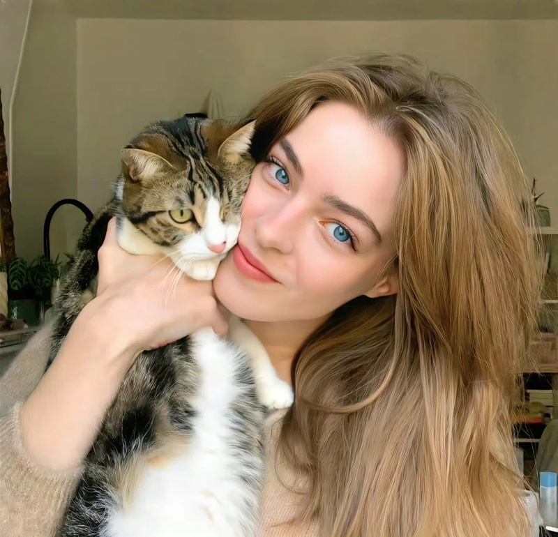 Nàng chụp ảnh cùng thú cưng trong nhà