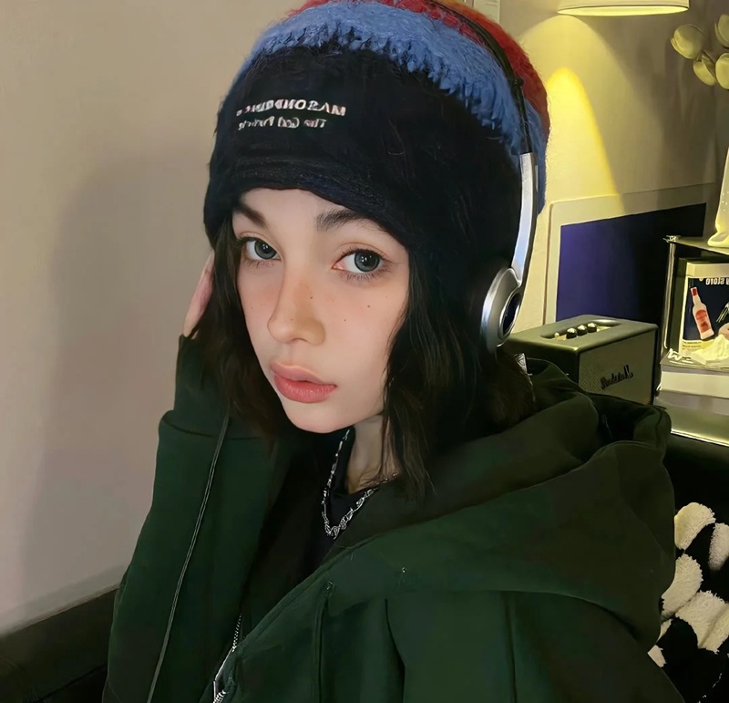 Người đẹp mặc áo khoác chụp ảnh trong phòng