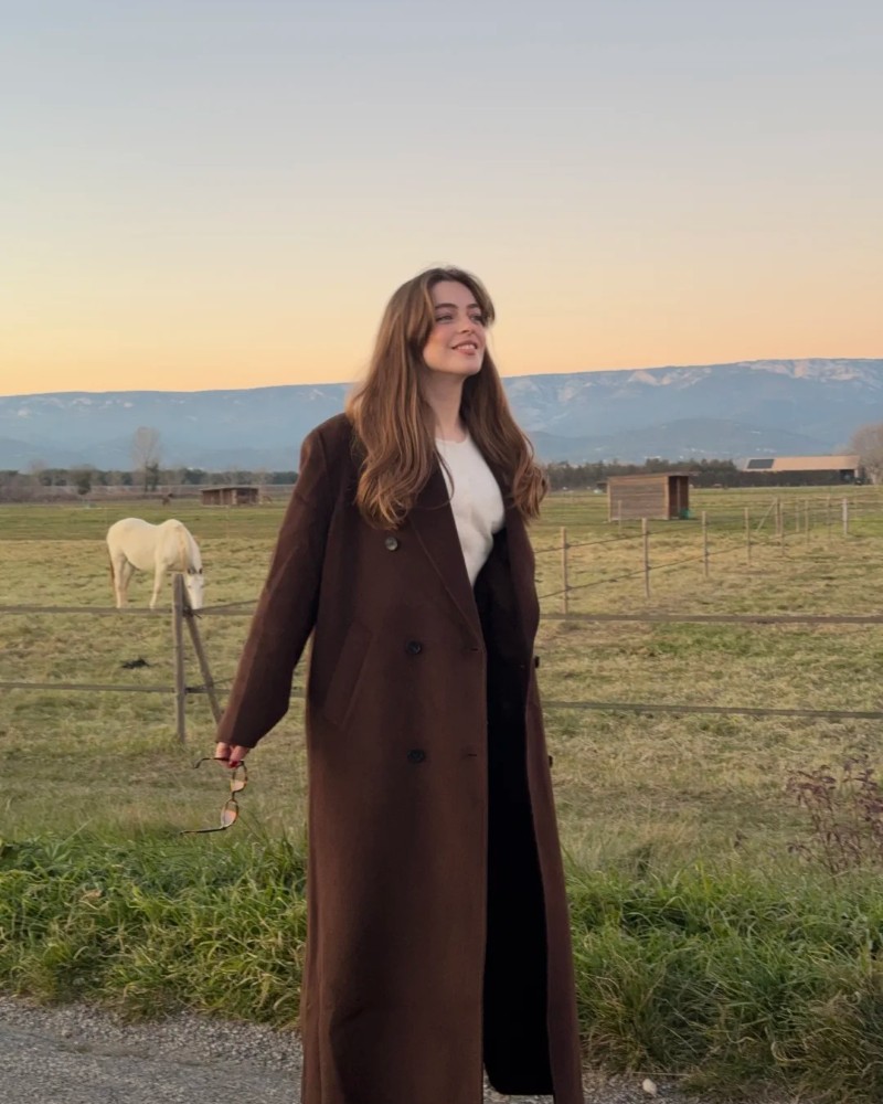 Cô gái tạo dáng giữa đồng cỏ