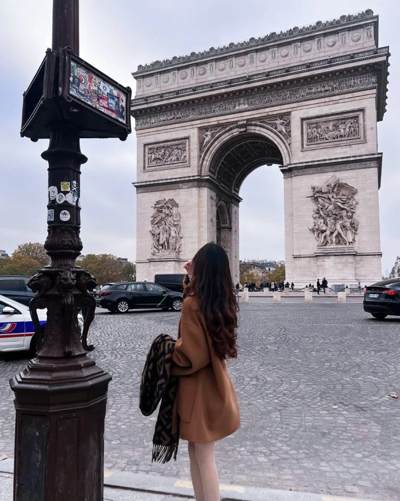 Cô gái tạo dáng trước Khải Hoàn Môn