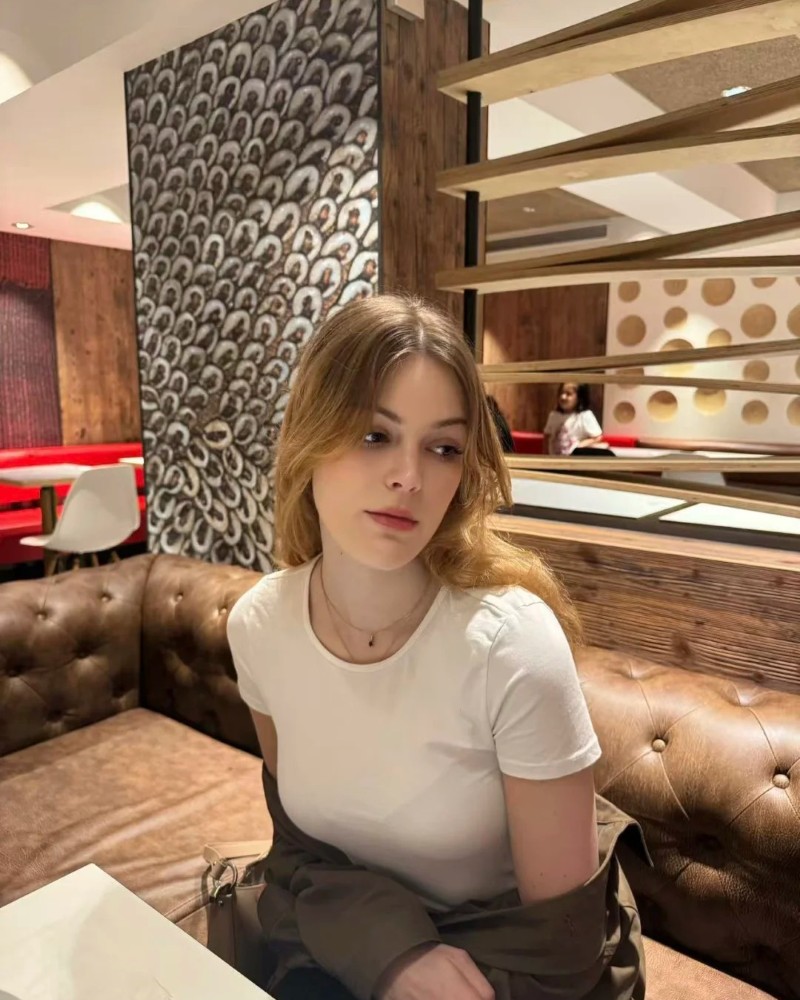 Người đẹp ngồi quán cà phê phong cách Paris