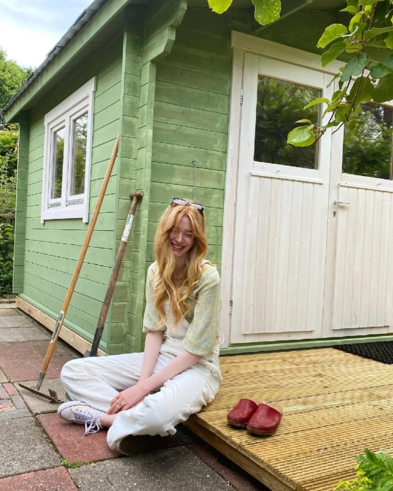 Người đẹp Pháp tạo dáng trên phố châu Âu