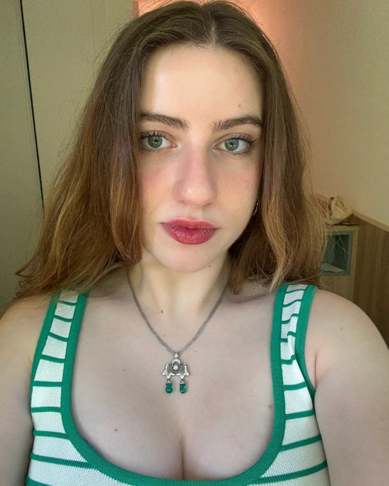 cô gái chụp ảnh cận mặt