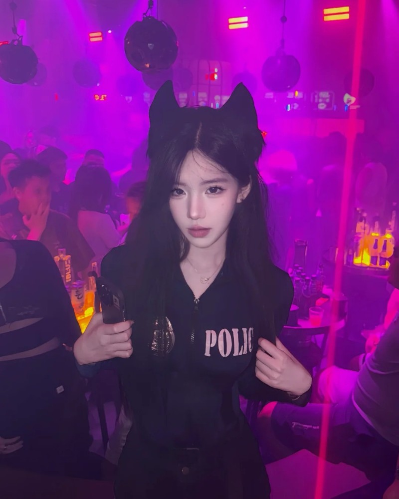 Người đẹp tạo dáng trong quán bar đông khách