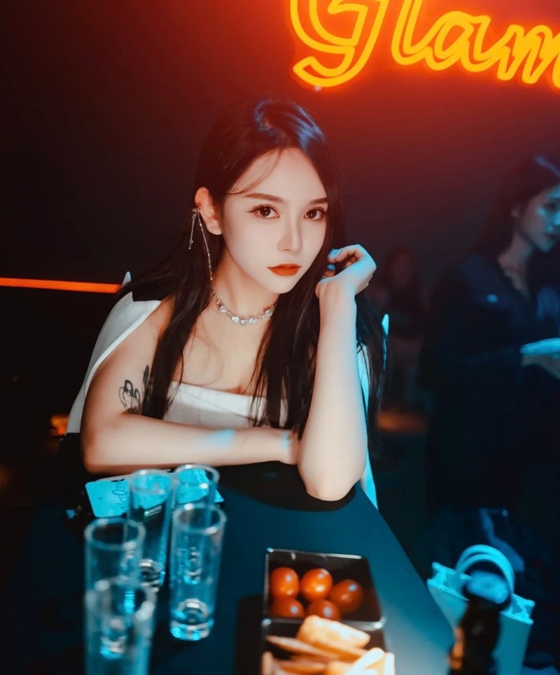 Nàng tạo dáng giữa quán bar với ánh đèn vàng