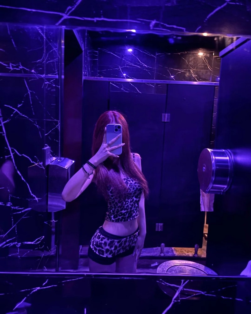 Cô gái quán bar biểu diễn trên sân khấu nhỏ