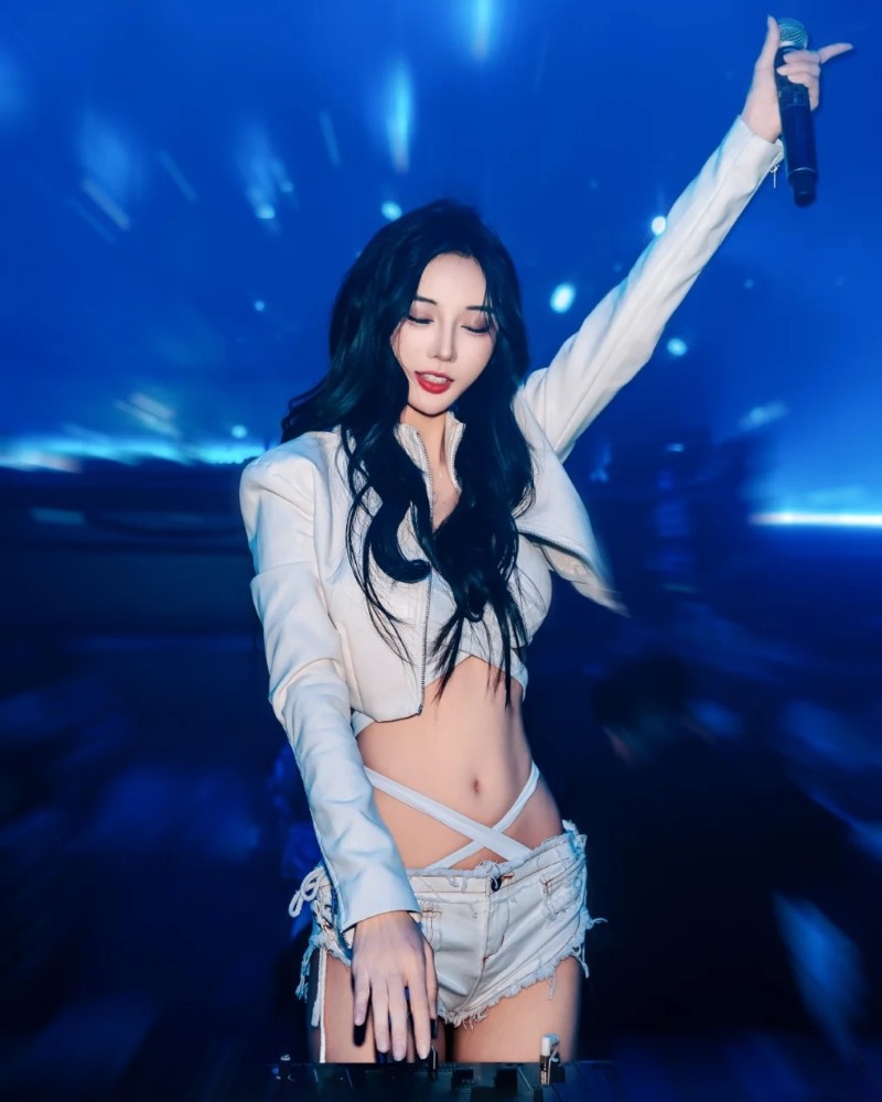 Người đẹp tạo dáng dưới ánh đèn xanh tím