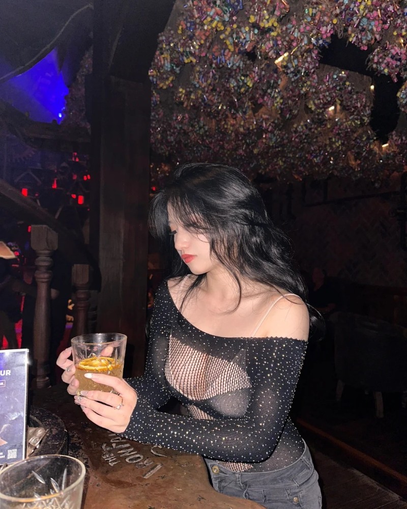 Nàng ngồi bàn bar với ánh đèn mờ