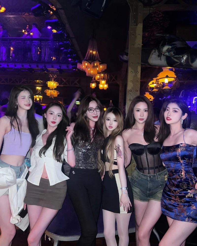 Cô gái quán bar chụp ảnh cùng nhóm bạn