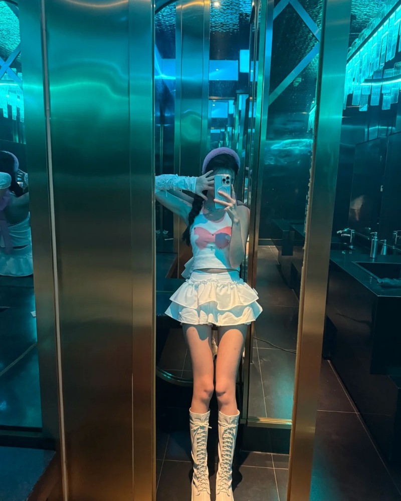 Người đẹp tạo dáng giữa không gian bar hiện đại