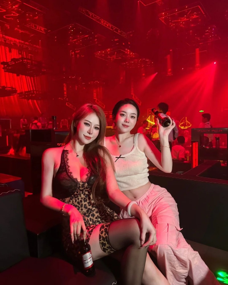 Nàng chụp ảnh cùng bạn trong ánh đèn đỏ