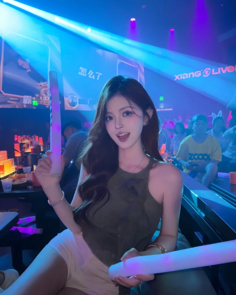 Người đẹp đứng giữa sàn bar đông người