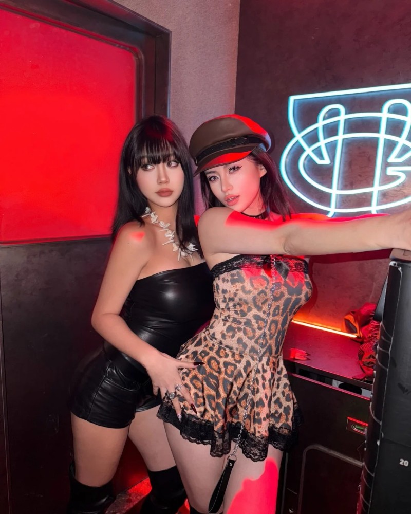 Người đẹp tạo dáng trong quán bar ánh đèn đỏ