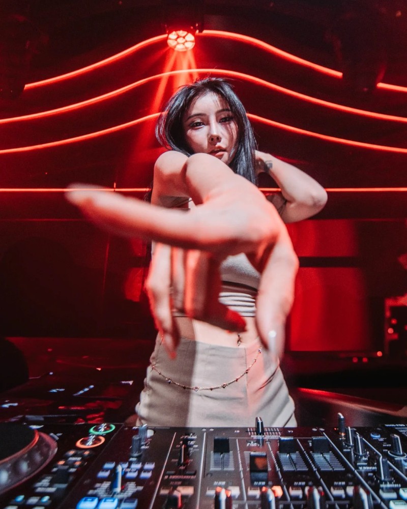 Cô gái quán bar biểu diễn dưới ánh đèn sân khấu