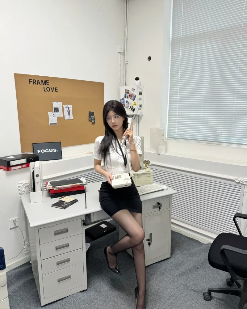 Cô gái mặc sơ mi trắng và váy bút chì