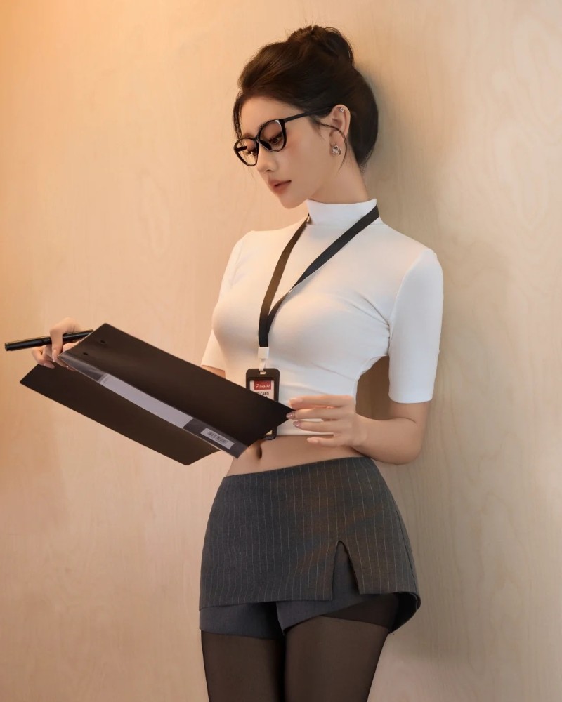 Cô gái mặc áo sơ mi và chân váy công sở