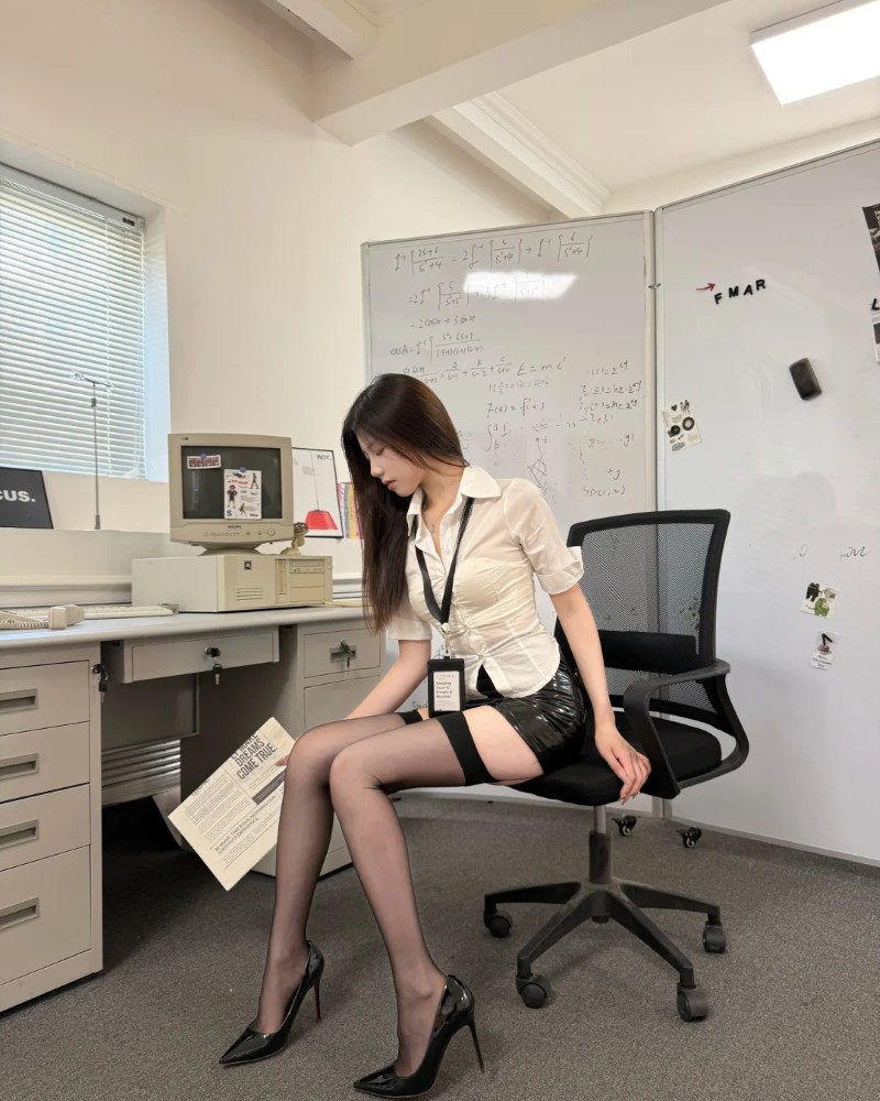 Cô gái ngồi ghế xoay trong phòng làm việc