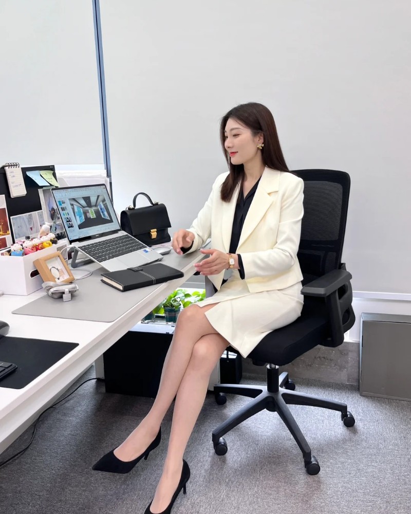 Cô gái ngồi làm việc với máy tính