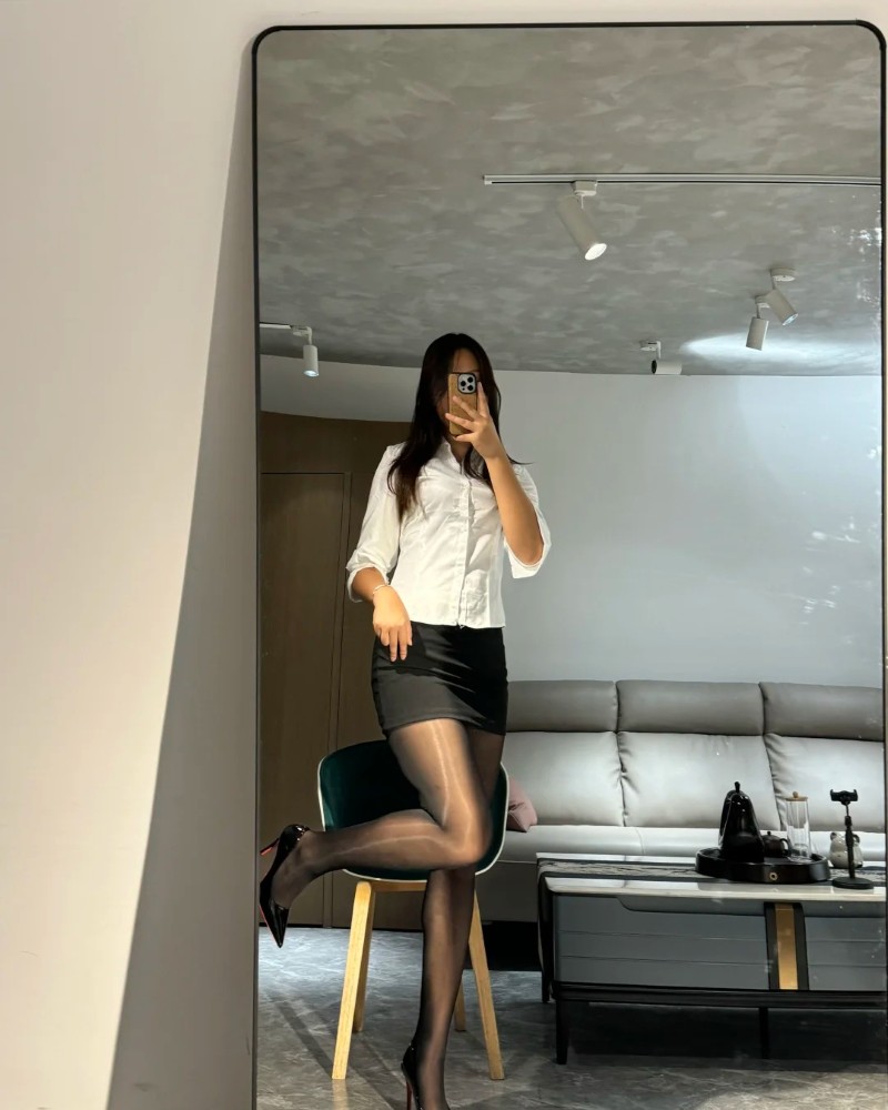 Người mẫu nữ tạo dáng cuối giờ làm tại công ty