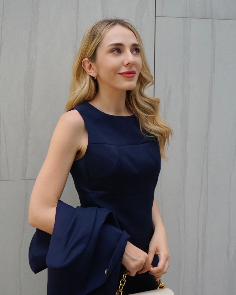 Nhân viên nữ phong cách châu Âu mặc váy công sở tinh tế