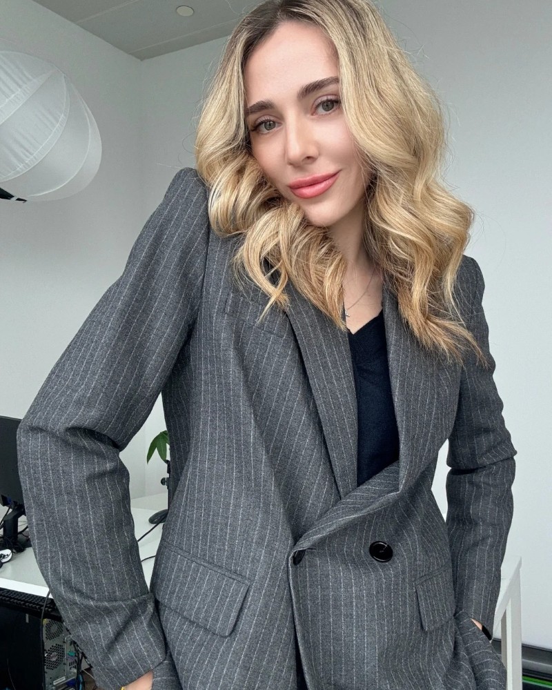 Cô nàng mặc vest xám thể hiện vẻ đẹp công sở