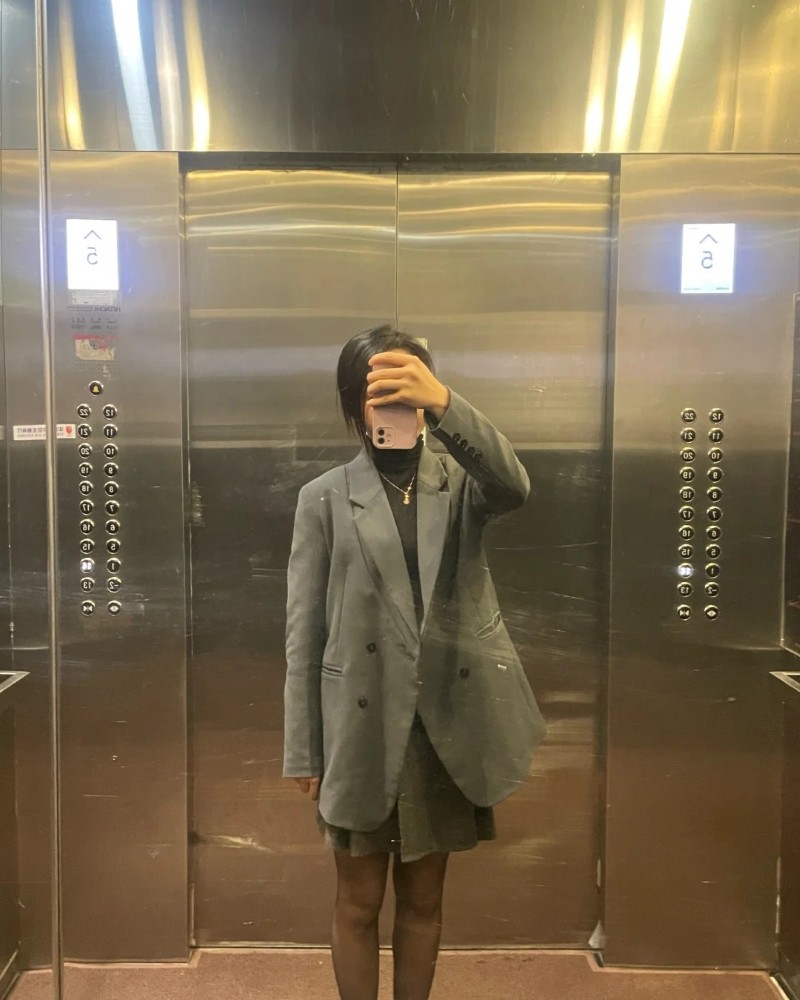 Cô gái tạo dáng trong thang máy công ty