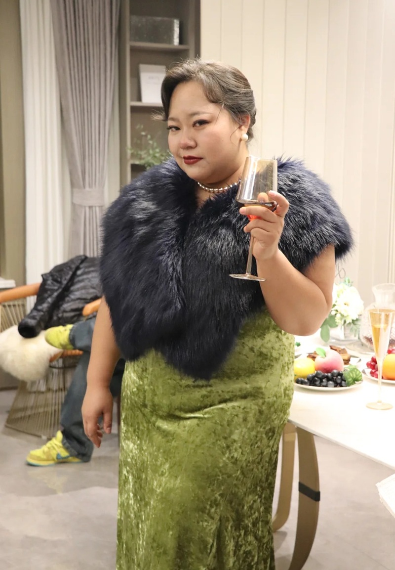 ảnh gái mặc váy đen làm biểu cảm khó đỡ