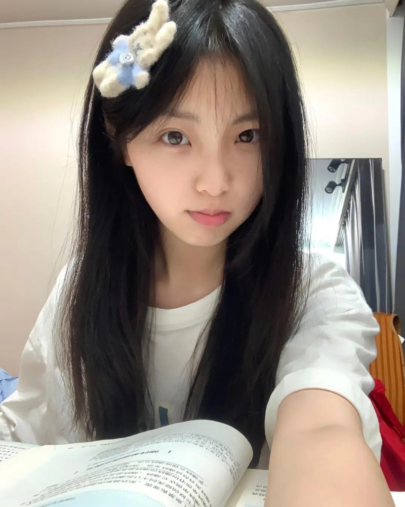 Học sinh chụp ảnh selfie trong phòng