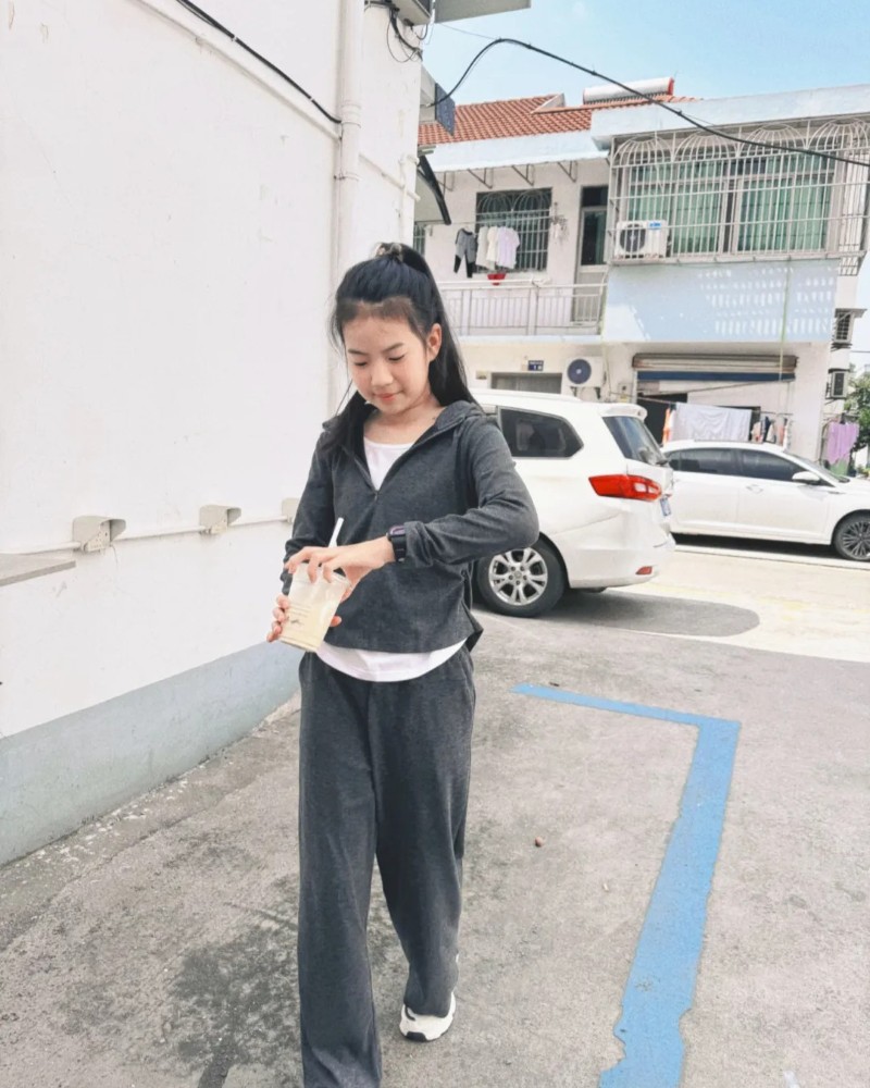 Học sinh tạo dáng trước cổng