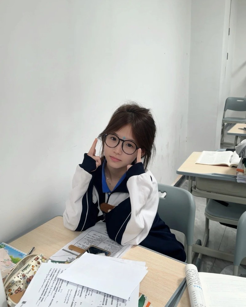 Học sinh chụp ảnh khi học bài