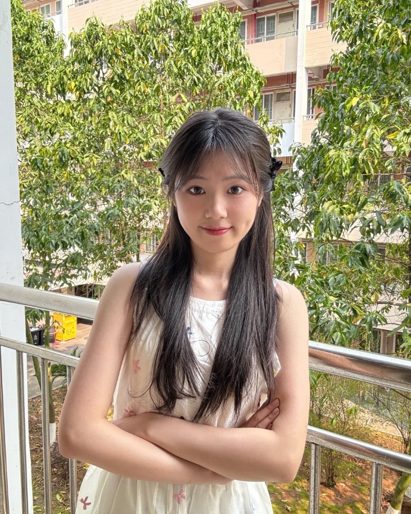 Học sinh chụp ảnh ngoài trời