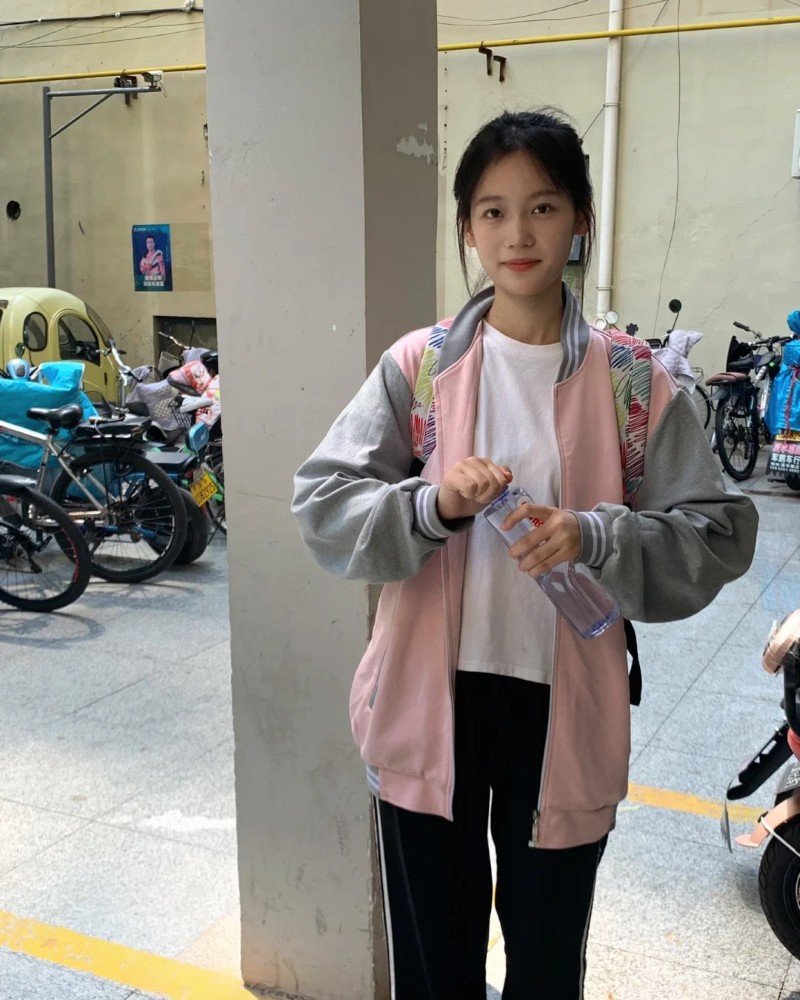 Học sinh chụp ảnh khi đi học