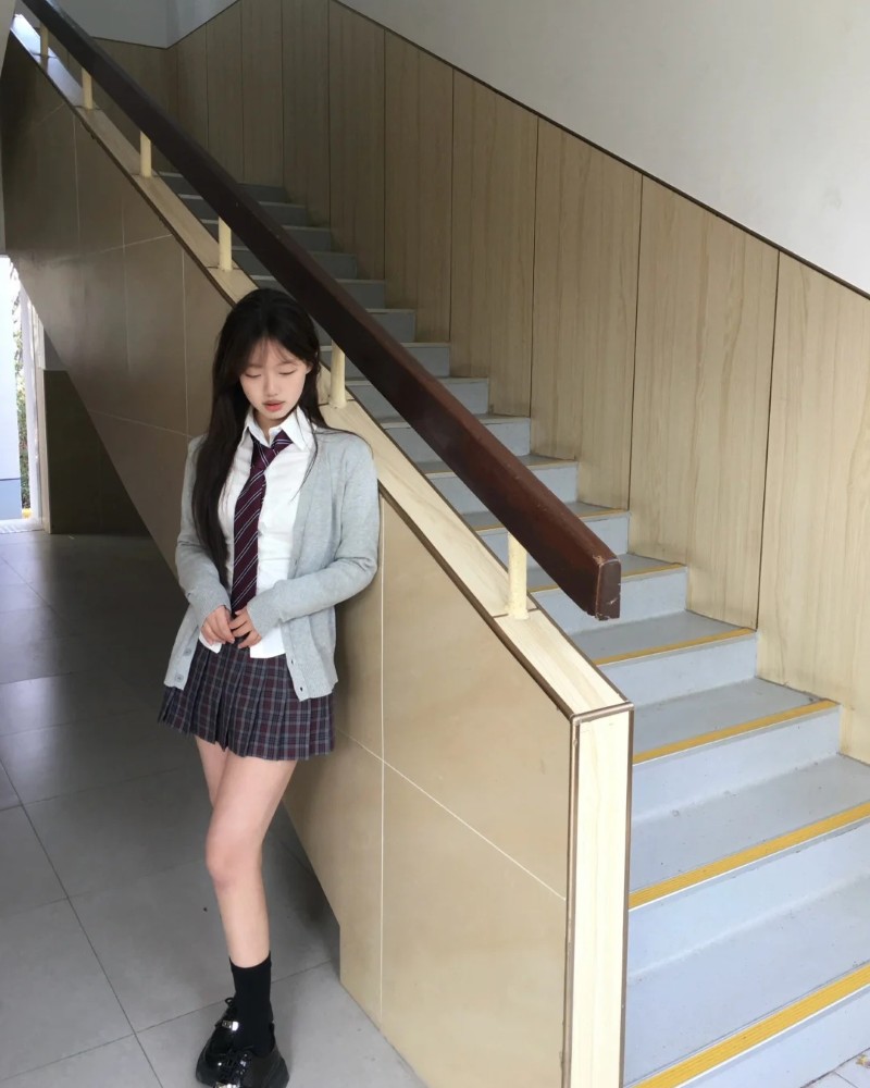 Học sinh chụp ảnh dưới cầu thang