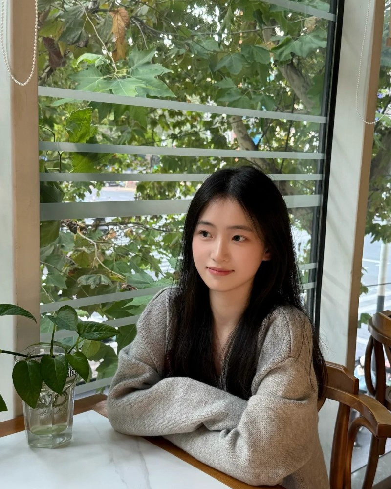 Học sinh chụp ảnh gần cây xanh